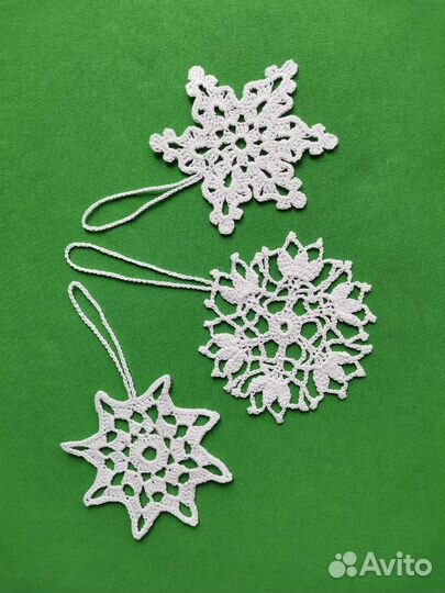 Ажурные вязаные снежинки на елку