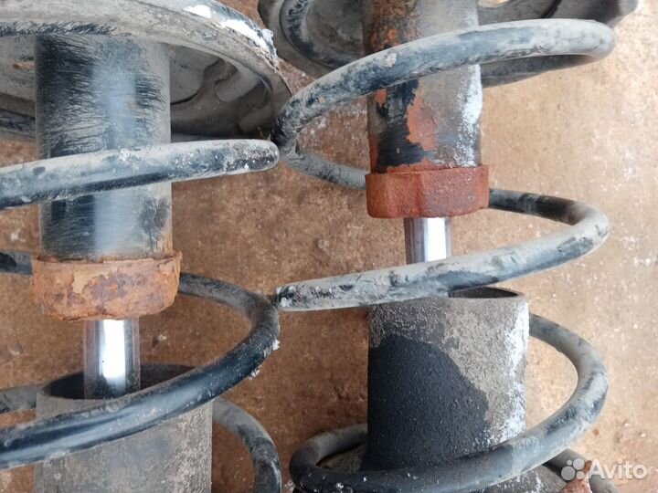 Амортизатор передний на Тойота Авенсис 02г