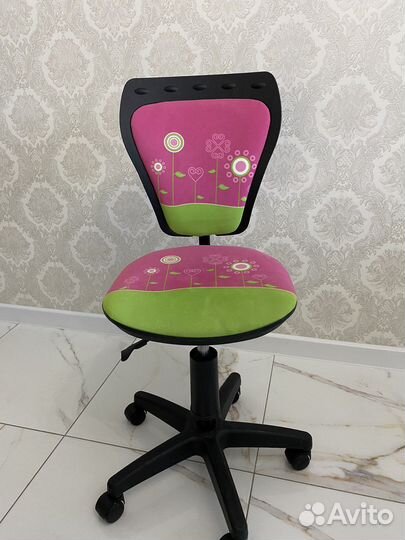 Детский стул на колесиках
