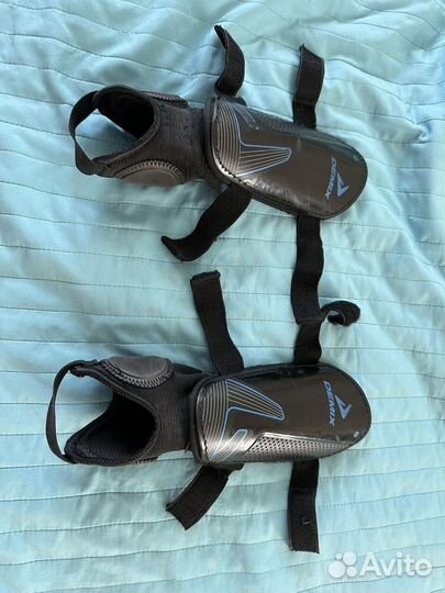 Щитки футбольные Demix