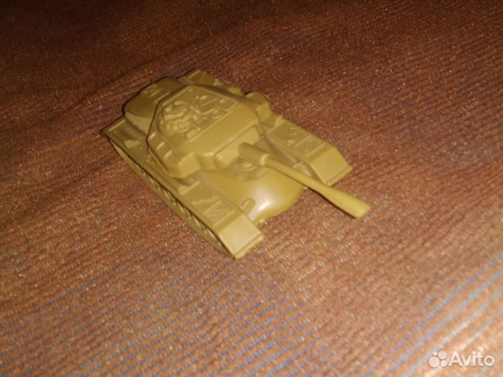 Танк игрушечный