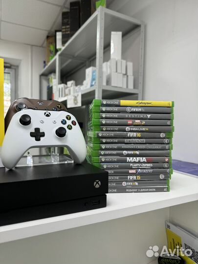 Xbox One X + 2 геймпада + 470 игр