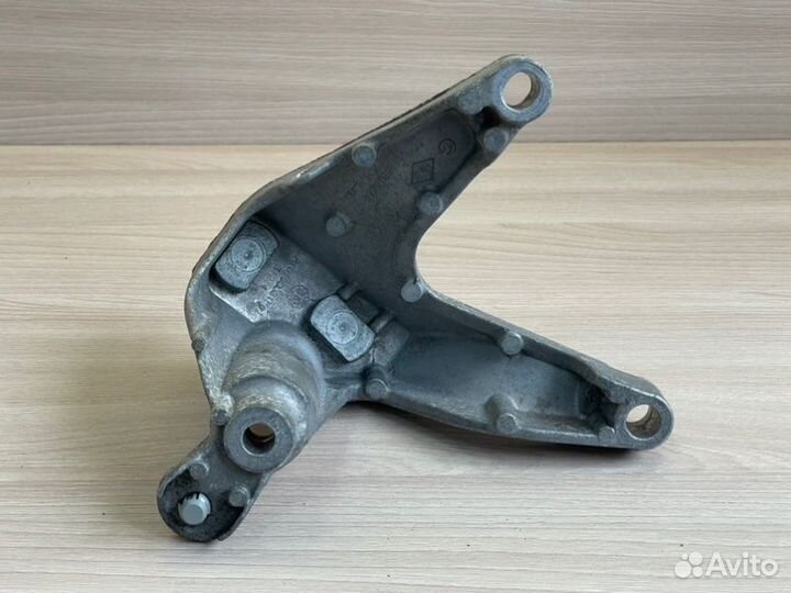 Кронштейн опоры коробки Renault Sandero Stepway