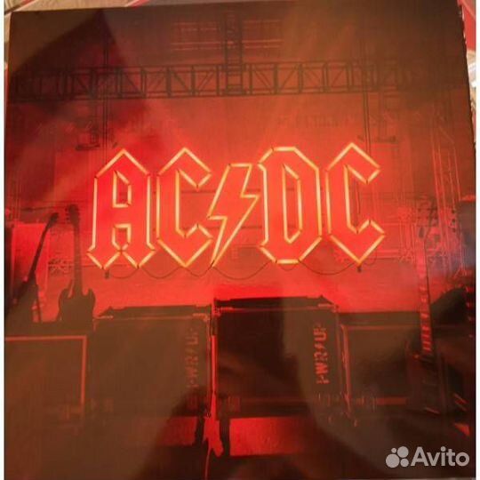 Виниловые пластинки группы AC/DC в ассортименте