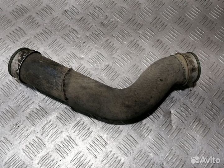 Патрубок интеркулера Volkswagen Touareg 2002 2010