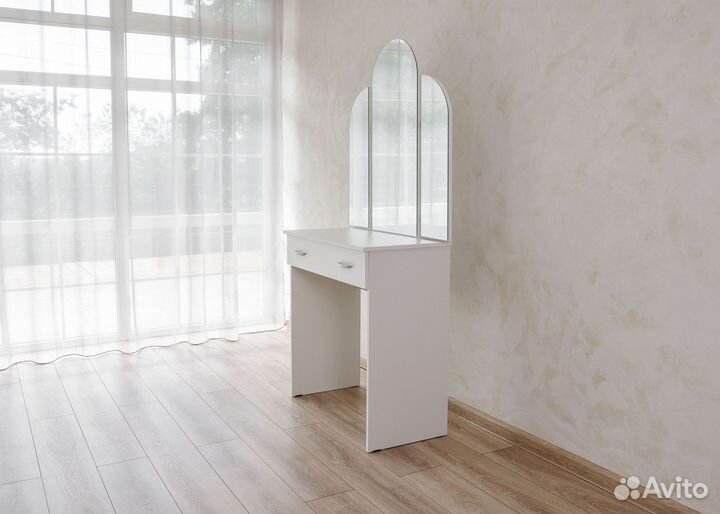 Макияжный столик с зеркалом