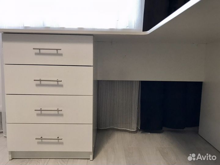 Угловой письменный стол