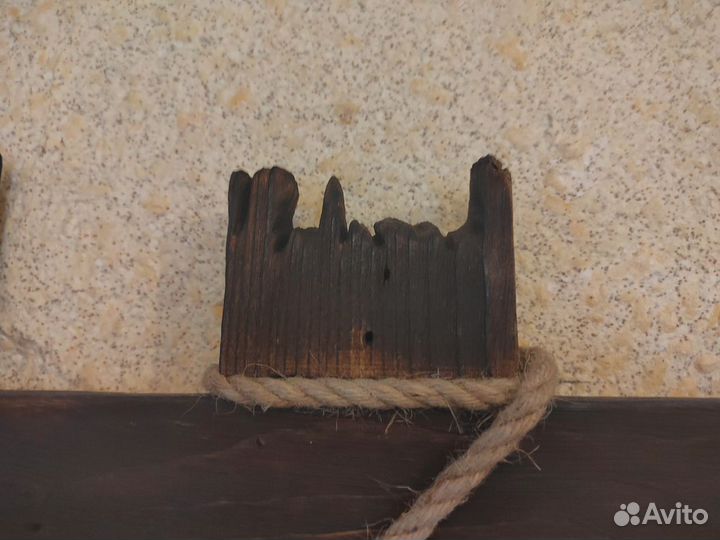 Зеркало в рамке из живого дерева