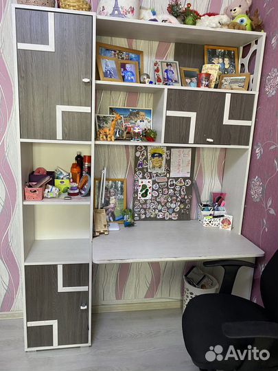 Стол для школьника, шкаф, стойка с полками