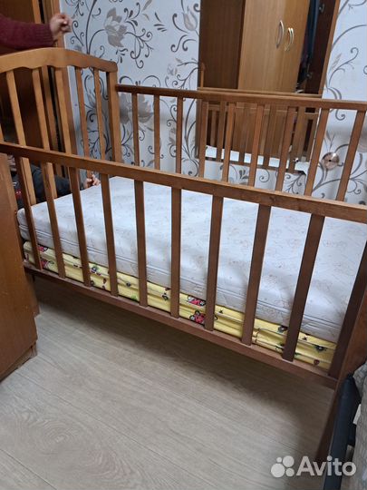 Продам детскую кроватку с матрасом