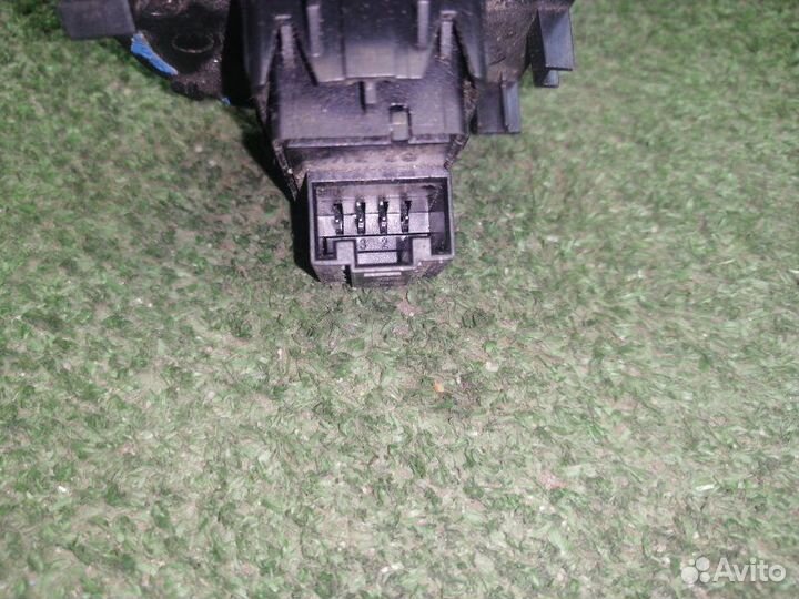 Кнопка стеклоподъемника передняя правая Skoda