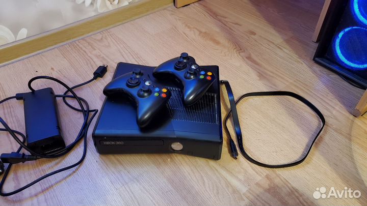 Xbox 360 S 320GB + много игр