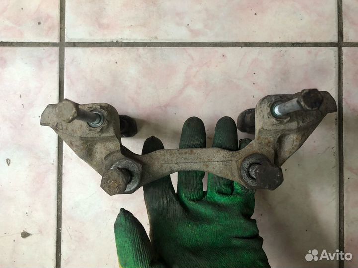 Скоба переднего суппорта Mercedes W212 E212