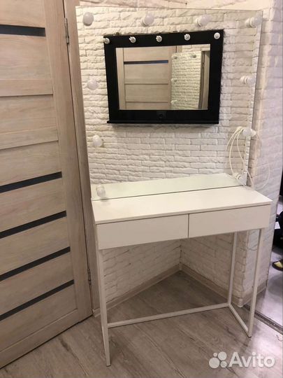 Стол с зеркалом для визажиста