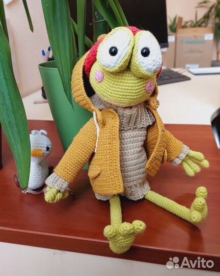 Вязаная игрушка Лягушка в дождевике ручной работы