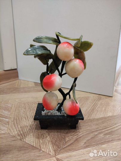 Каменное дерево с яблоками