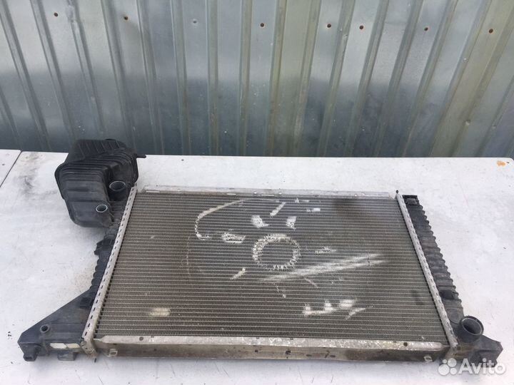 Радиатор охлаждения Behr Mercedes 166