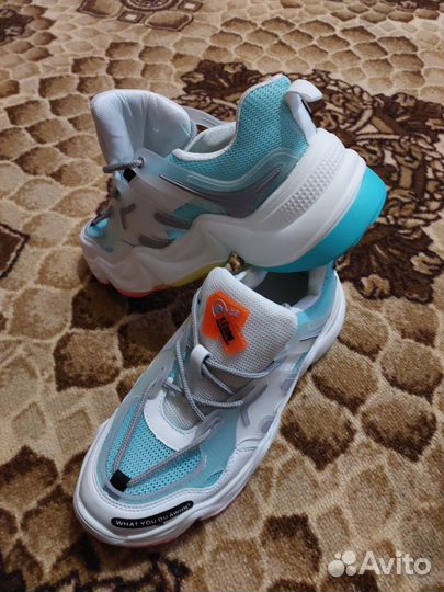 Кроссовки женские 38 размер новые