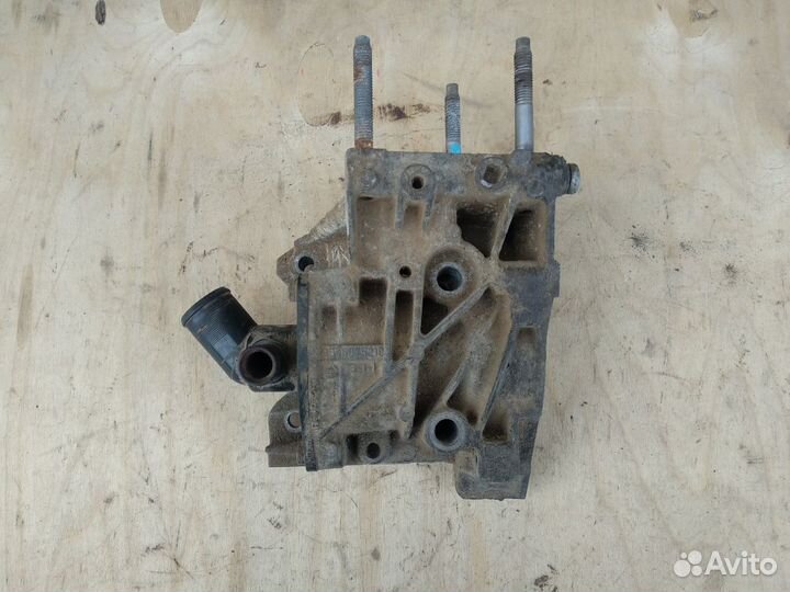 Корпус помпы опора двигателя Пежо Партнёр