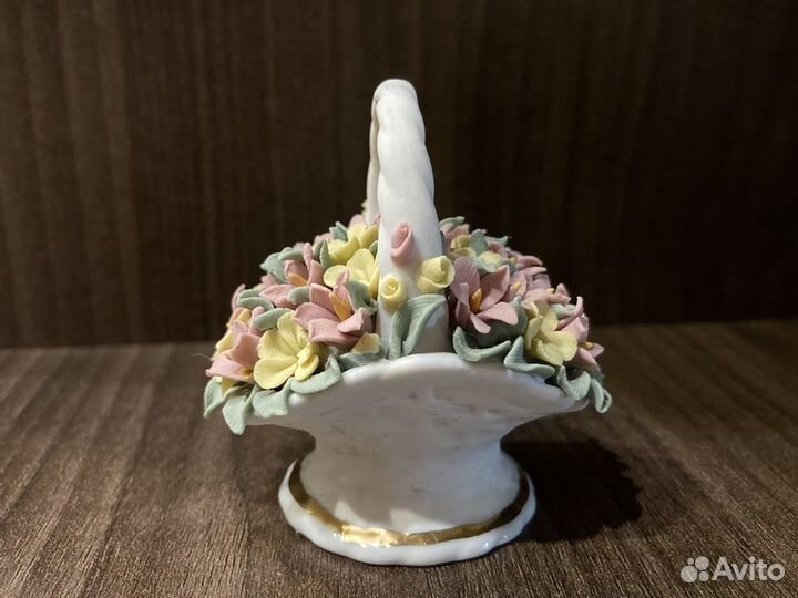 Фарфоровая статуэтка Цветы в корзине