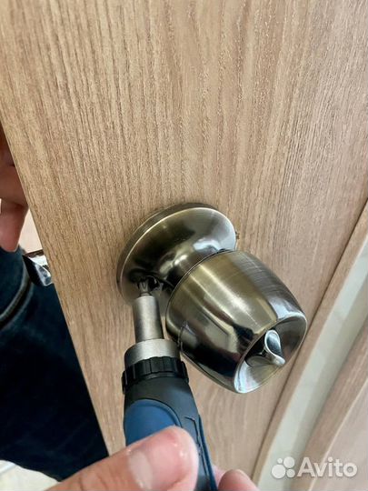Ремонт и замена дверных ручек/ мастер на час