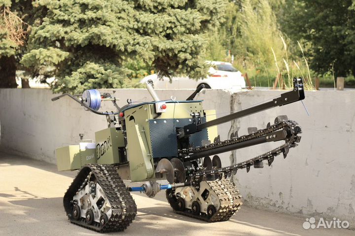 Прицеп с самоходным траншеекопателем