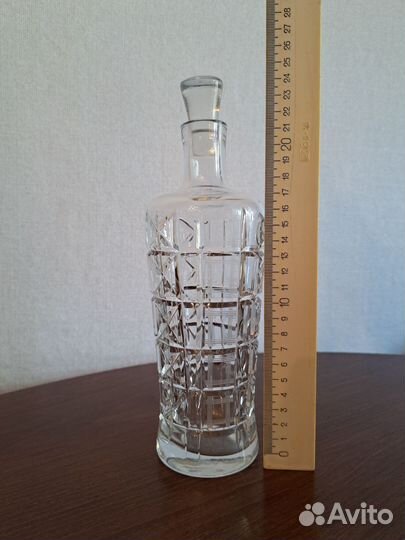 Хрустальный графин с рюмками