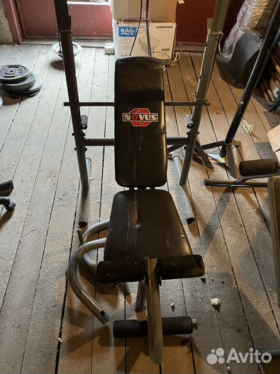 Штанга с блинами, скамья