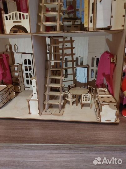 Деревянный кукольный домик с мебелью