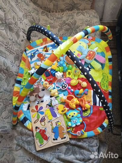 Развивающий коврик и игрушки