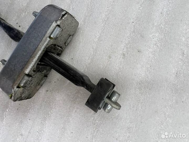 Ограничитель двери передний Toyota Camry V70/V75