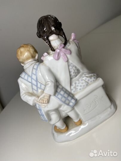Фарфоровая статуэтка Дети с книжкой Karl Ens KVE