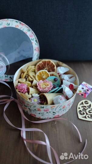 Набор: орехи, фруктовые чипсы, конфеты Рафаэлло