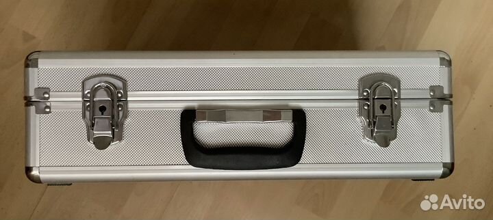 Буклетница двусторонняя в чемоданчике