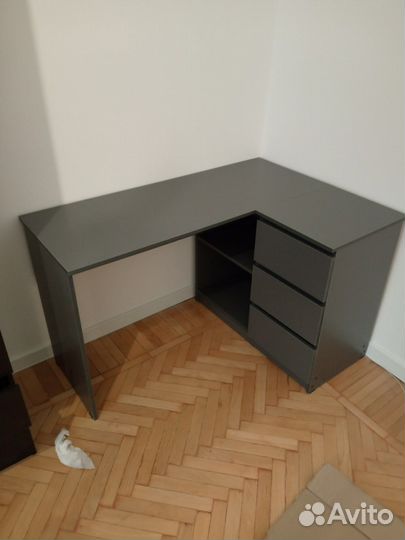 Угловой письменный стол