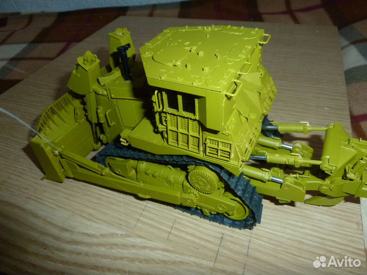 Продам модель бульдозера М1:35