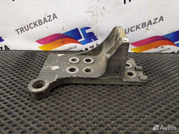 1735002 Кронштейн переднего бампера левый