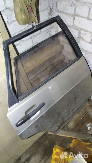 Задняя правая дверь