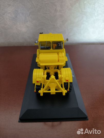 Модель трактора К700 в масштабе 1:43 от Ашет
