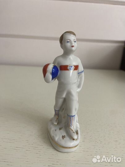 Фарфоровая статуэтка Динамовец Юный футболист