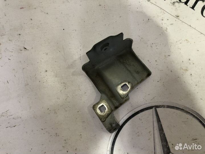 Кронштейн левого крыла Mercedes-Benz C217 W217