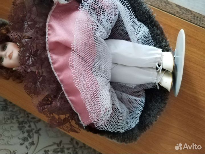 Кукла фарфоровая