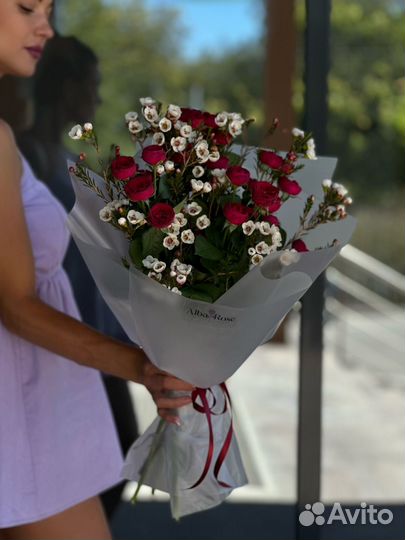 Букет кустовая пионовидная роза и шамилациум