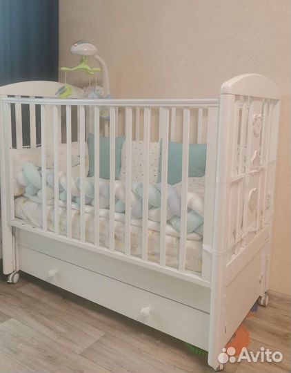 Детская кроватка с маятником и ящиком