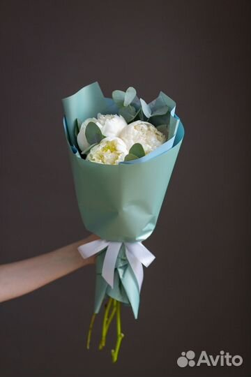 Букет из 3 белых пионов с эвкалиптом