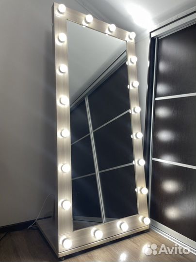 Зеркало с лампочками