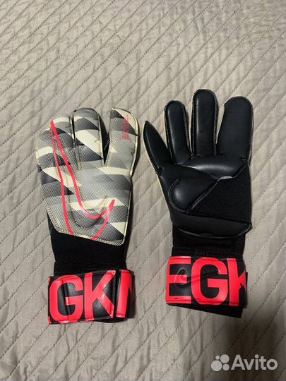 Футбольные вратарские перчатки