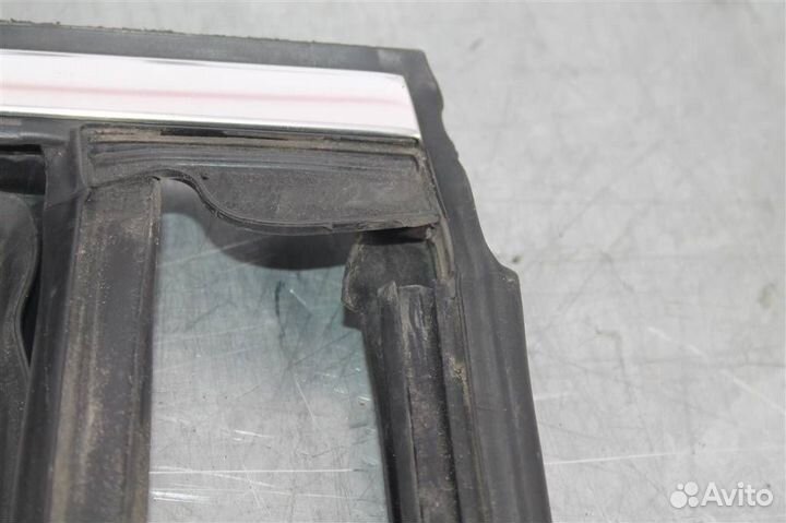 Уплотнитель стекла двери задней правой Volvo XC9
