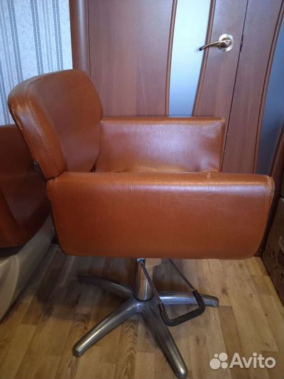 Парикмахерское кресло и мойка с креслом