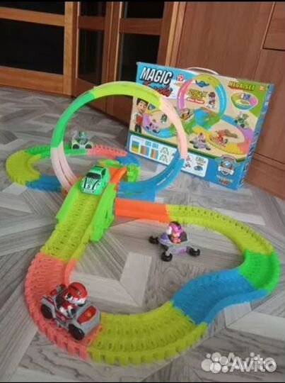 Разноцветный автотрек с машинками